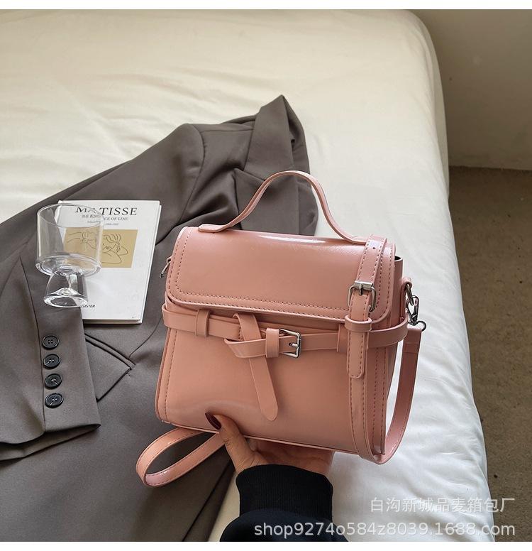 Retro portable foreign style bag women s Korean version fashion versatile shoulder messenger bag new simple and high-end small square bag рожевий
Retro portable foreign style bag women s Korean version fashion versatile shoulder messenger bag new simple and high-end small square bag рожевий