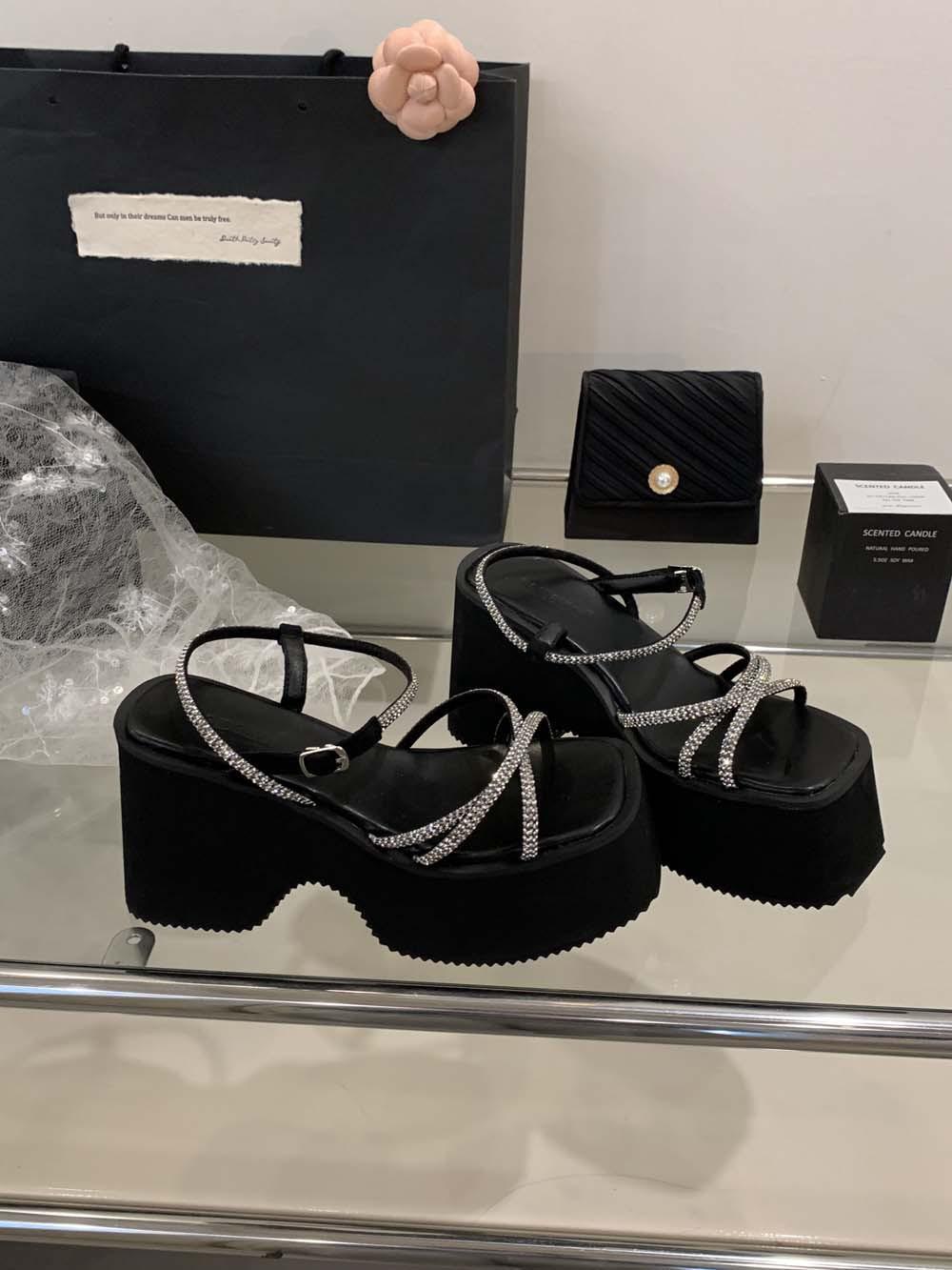 New summer thick-soled muffins and Martin boots with toe herringbone cool boots, black 35-40 40 чёрный
New summer thick-soled muffins and Martin boots with toe herringbone cool boots, black 35-40 40 чёрный