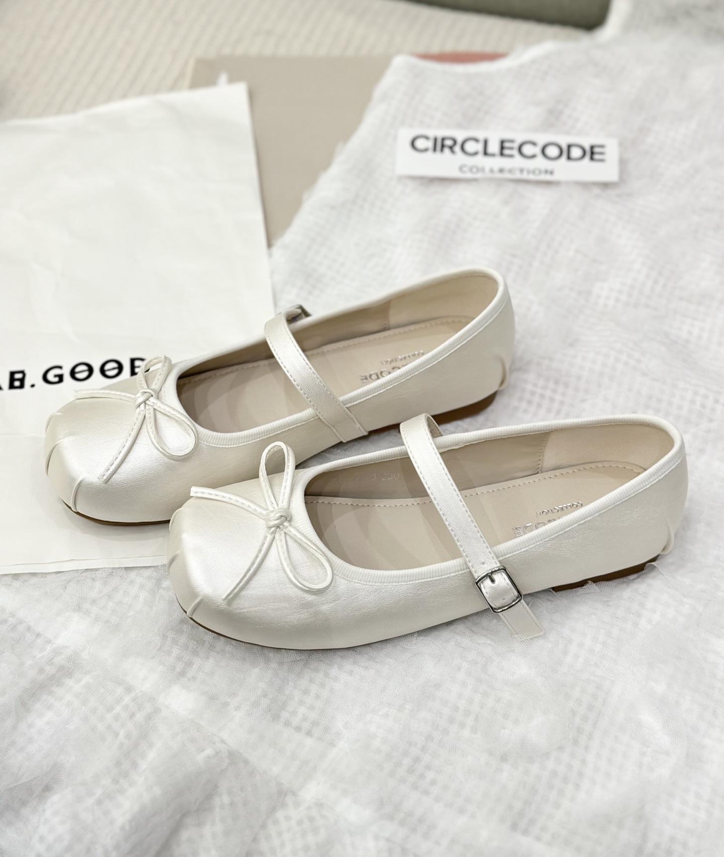 French flat-soled silver single shoes women s 2025 new summer skirt Mary Jane shoes ballet square head evening shoes 35
French flat-soled silver single shoes women s 2025 new summer skirt Mary Jane shoes ballet square head evening shoes 35