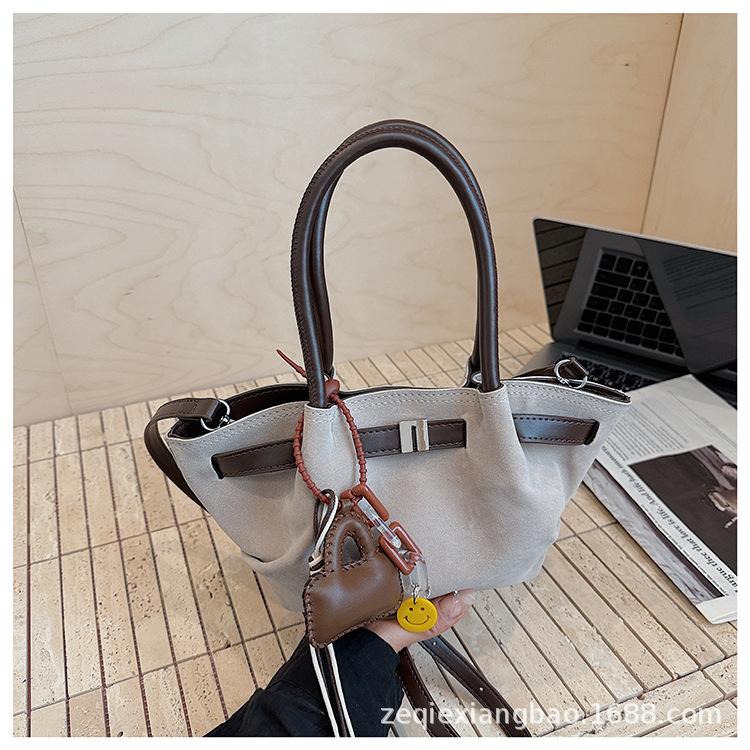 2025 новая модная универсальная ретро подвеска сумка мессенджер для通勤 ladies сумка-пельмень сумка подмышку сумочка
2025 новая модная универсальная ретро подвеска сумка мессенджер для通勤 ladies сумка-пельмень сумка подмышку сумочка