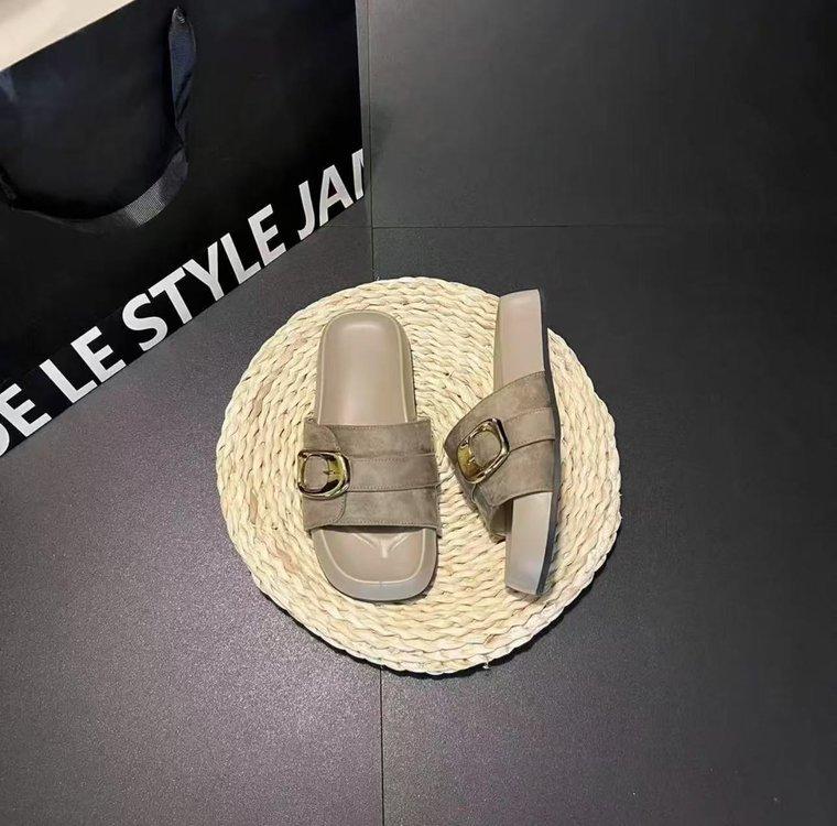 Su Yinyin has the same thick-soled second uncle slippers, beach shoes, flat-soled fashionable one-word slippers, and women wear summer sandals. 40
Su Yinyin has the same thick-soled second uncle slippers, beach shoes, flat-soled fashionable one-word slippers, and women wear summer sandals. 40