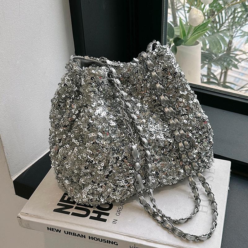 Niche design bag women s new summer high-end chain shoulder messenger bag sequined bucket bag серебряный
Niche design bag women s new summer high-end chain shoulder messenger bag sequined bucket bag серебряный