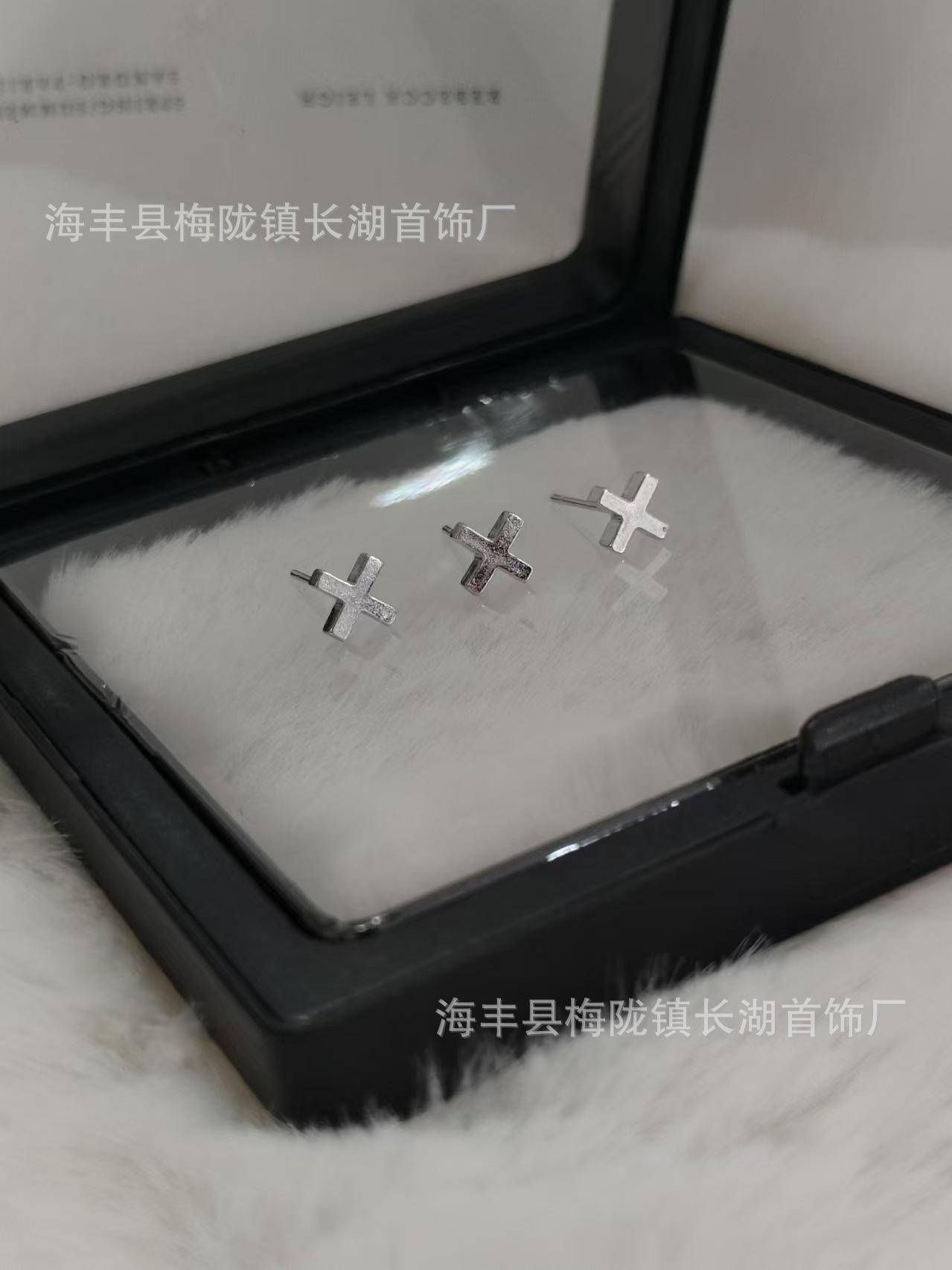 Mini Cute Cross Cross Letter X Stud Earrings Versatile Ear Holes Japanese and Korean School Earrings
Mini Cute Cross Cross Letter X Stud Earrings Versatile Ear Holes Japanese and Korean School Earrings