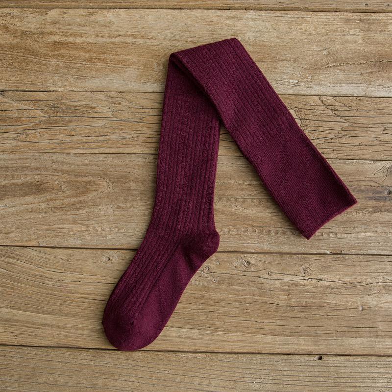 Черные женские кашемировые утягивающие носки выше колена с бархатной подкладкой для красивых ног осенью и зимой.
Черные женские кашемировые утягивающие носки выше колена с бархатной подкладкой для красивых ног осенью и зимой.