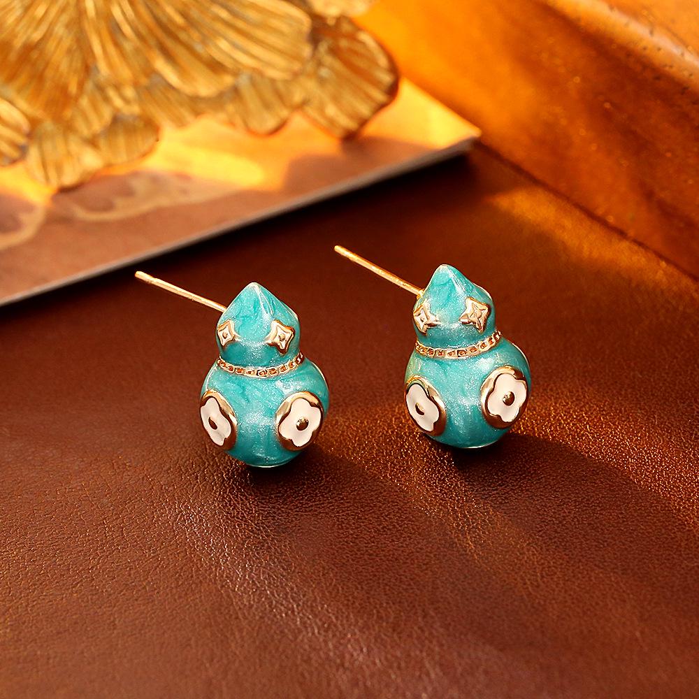 Elegant Festive Chinese Gourd Earrings: 3D Design, Auspicious Charm, Silver Needle Fastening
Elegant Festive Chinese Gourd Earrings: 3D Design, Auspicious Charm, Silver Needle Fastening