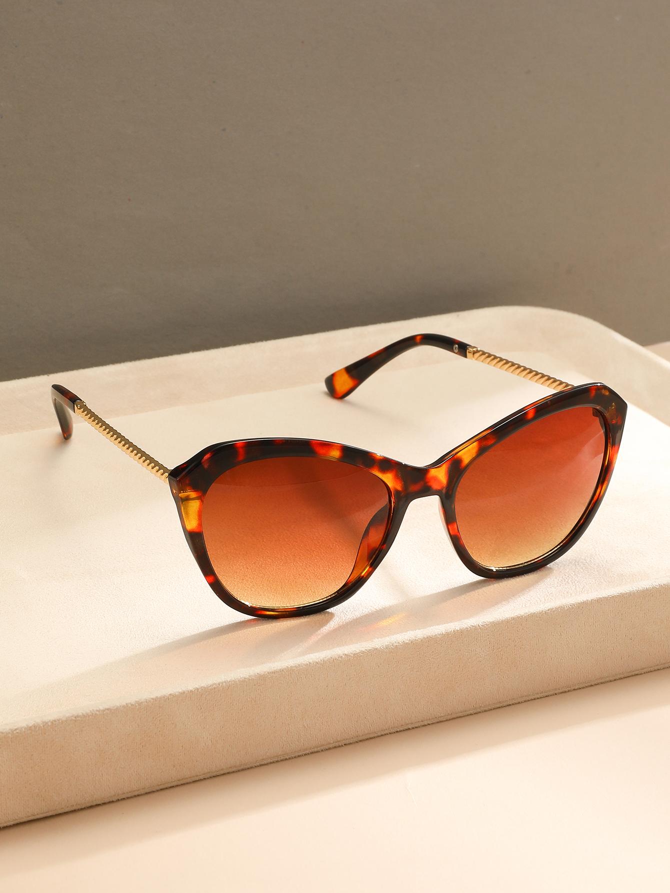 Retro European Cat Eye Frame Fashion Glasses with Personalized Arm Design Trendy All-Match Suitable for Daily Wear And Driving
Retro European Cat Eye Frame Fashion Glasses with Personalized Arm Design Trendy All-Match Suitable for Daily Wear And Driving
