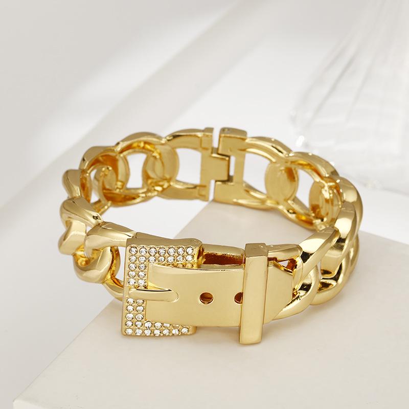 Diamond-Set Bracelet: European & American Style, High-End Light Luxury, Gold-Plated, Women s Costume Jewelry.
Diamond-Set Bracelet: European & American Style, High-End Light Luxury, Gold-Plated, Women s Costume Jewelry.