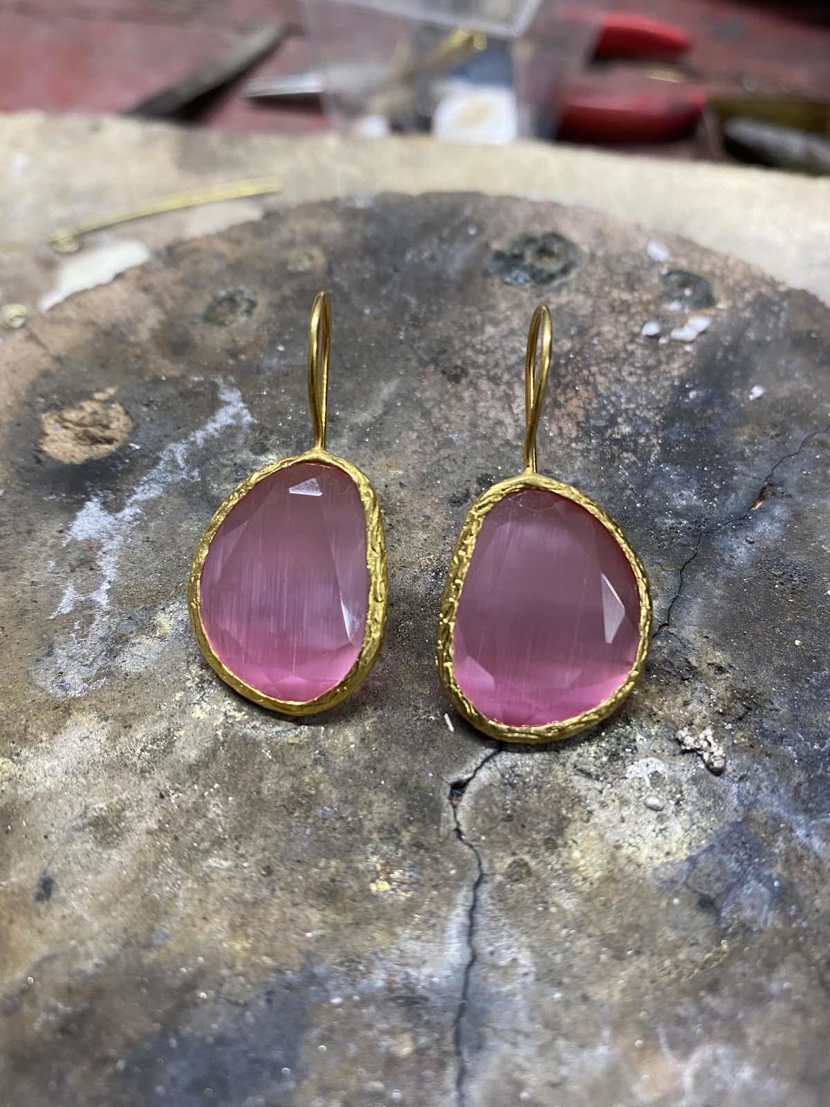 Серія Sun Stone, котяче око, бобова огранка, рожевий, жовте золото 22 карата, жіночі сережки рожевий
Серія Sun Stone, котяче око, бобова огранка, рожевий, жовте золото 22 карата, жіночі сережки рожевий