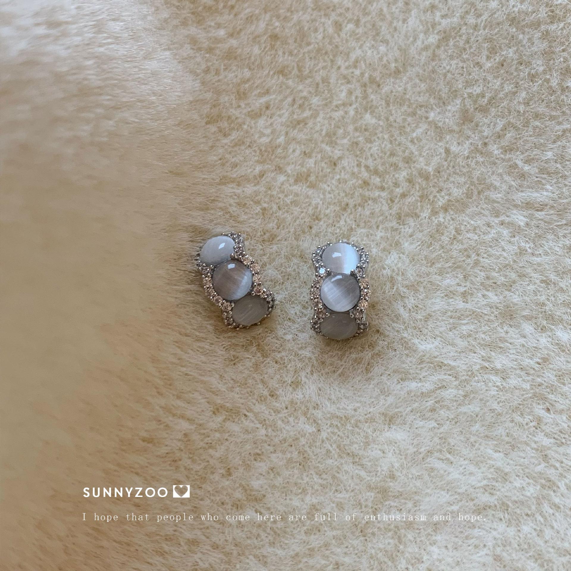SUNNYZOO | Soot early morning, Korean niche high-end opal, simple bag earlobe curved earrings
SUNNYZOO | Soot early morning, Korean niche high-end opal, simple bag earlobe curved earrings