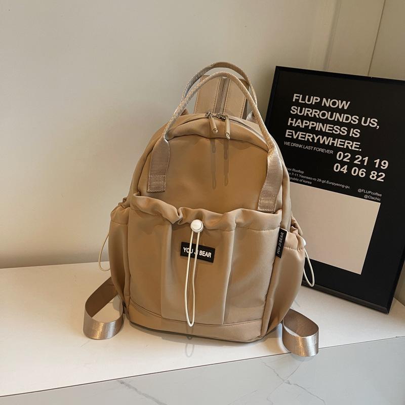 Корейская версия 2025 осень новый рюкзак большой вместимости легкий повседневный рюкзак для поездок на работу рюкзак через плечо сумка хаки
Корейская версия 2025 осень новый рюкзак большой вместимости легкий повседневный рюкзак для поездок на работу рюкзак через плечо сумка хаки