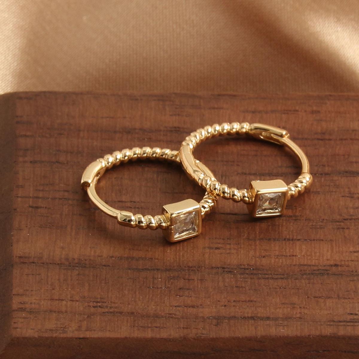 Европейские и американские серьги-кольца из скрученной меди, покрытые 18-каратным золотом и цирконом, для женщин
Европейские и американские серьги-кольца из скрученной меди, покрытые 18-каратным золотом и цирконом, для женщин