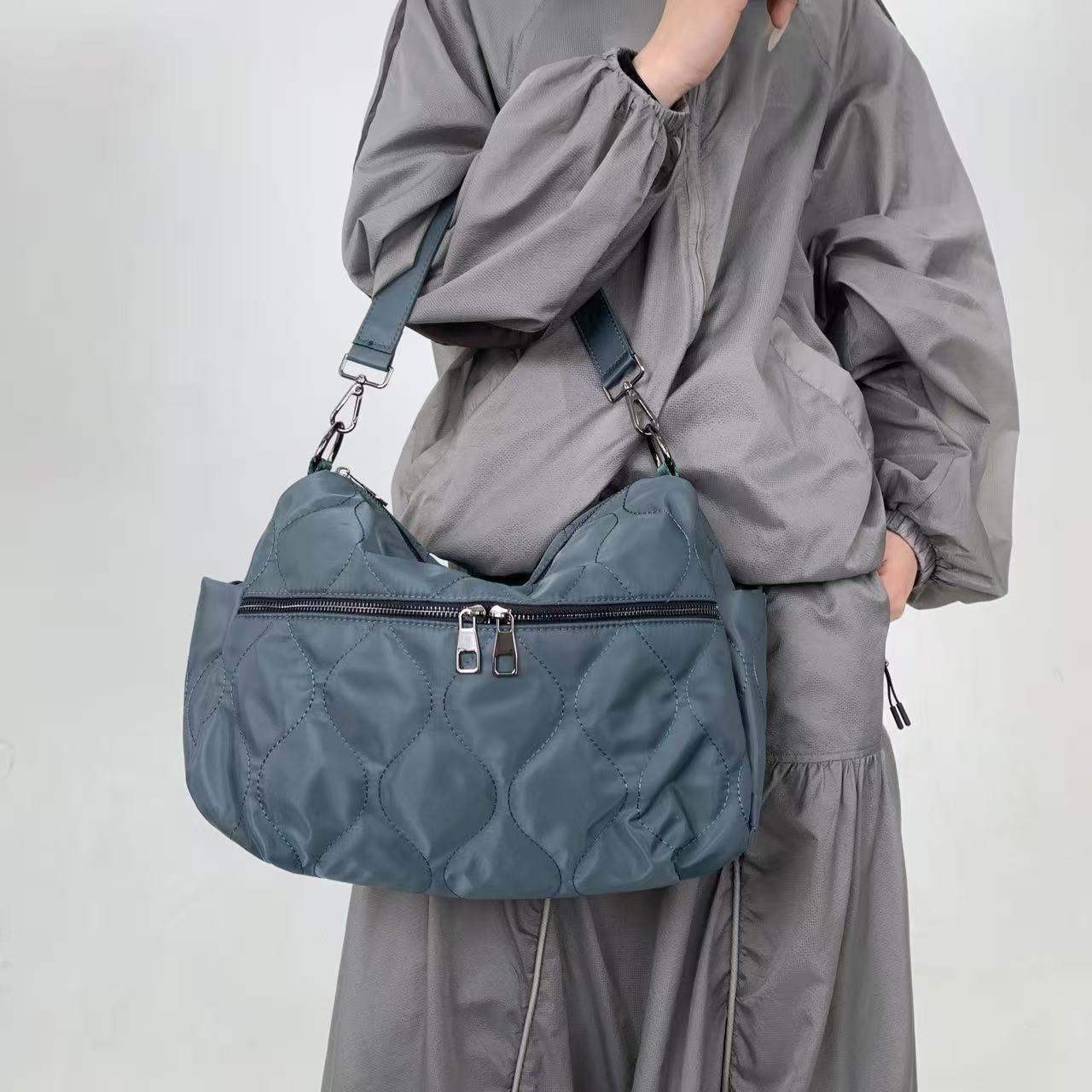 Fashionable Nylon Clip Cotton Multi Pocket Shoulder Bag, Large Capacity Personalized Crossbody Handbag синій
Fashionable Nylon Clip Cotton Multi Pocket Shoulder Bag, Large Capacity Personalized Crossbody Handbag синій