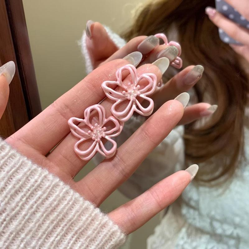 Silver needle dripping oil hollow flower stud earrings spring sweet temperament earrings light luxury high-end earrings design sense niche
Silver needle dripping oil hollow flower stud earrings spring sweet temperament earrings light luxury high-end earrings design sense niche