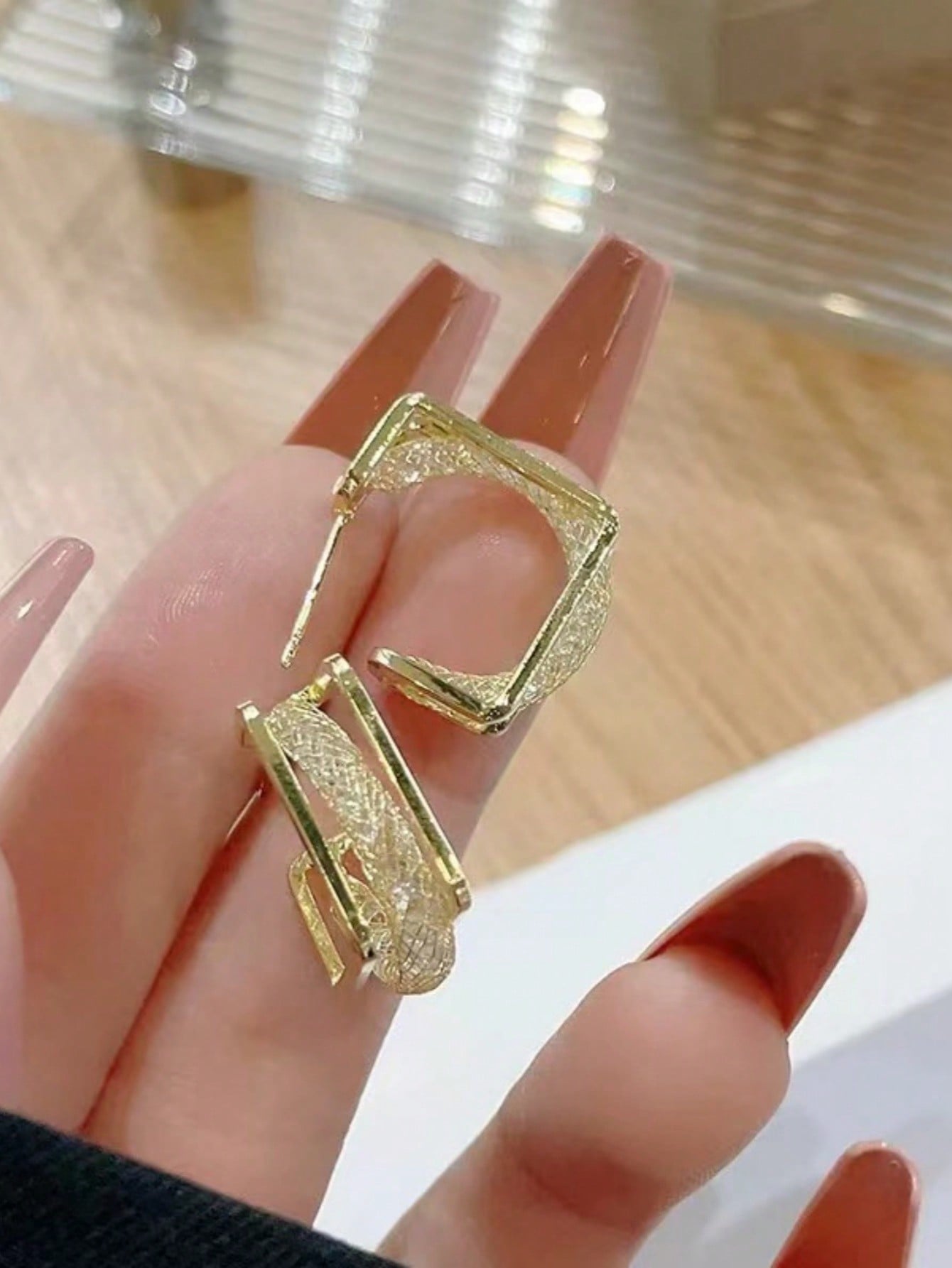 Женские модные геометрические квадратные простые полые серьги
Женские модные геометрические квадратные простые полые серьги