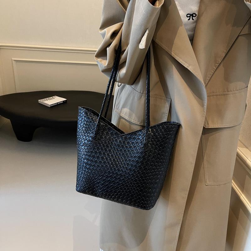 Зарубежный заказ, высококачественная универсальная сумка большой вместимости для женщин 2024 года, новая осенне-зимняя модная сумка-тоут для поездок на работу, сумка через плечо чёрный
Зарубежный заказ, высококачественная универсальная сумка большой вместимости для женщин 2024 года, новая осенне-зимняя модная сумка-тоут для поездок на работу, сумка через плечо чёрный