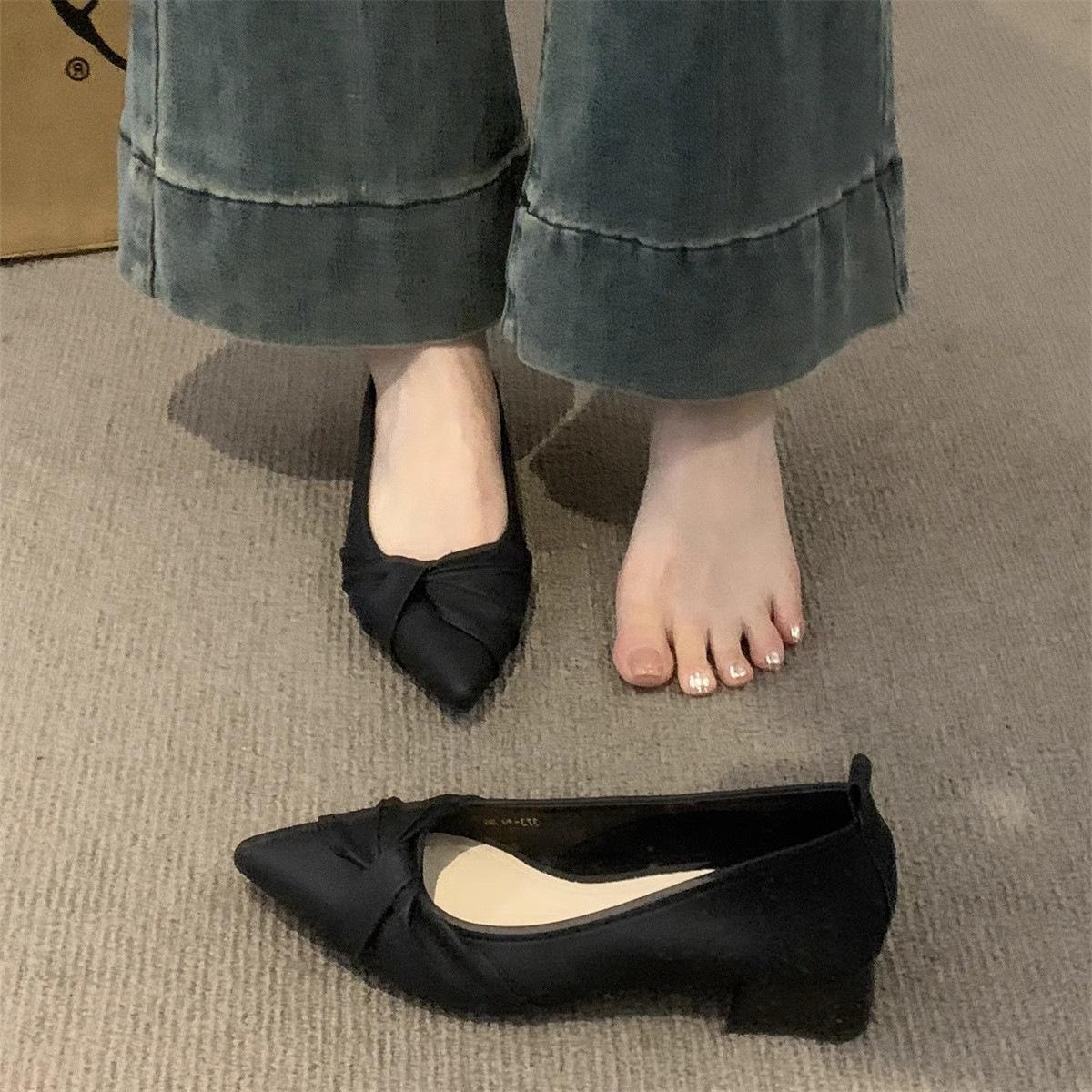French evening wind pointed single shoes women s shoes versatile light mouth thick heel 2025 spring and autumn new with skirt temperament ladyshoes 35
French evening wind pointed single shoes women s shoes versatile light mouth thick heel 2025 spring and autumn new with skirt temperament ladyshoes 35