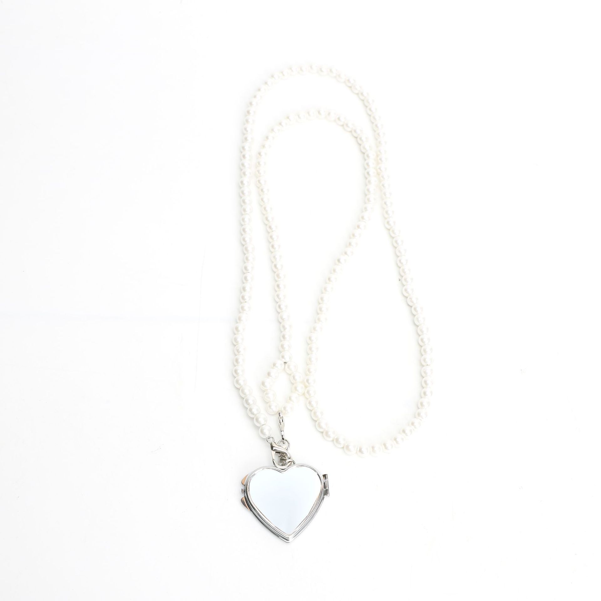 Japanese and Korean mini simple heart-shaped metal small women s small square bag 24 spring new shoulder messenger bag
Japanese and Korean mini simple heart-shaped metal small women s small square bag 24 spring new shoulder messenger bag