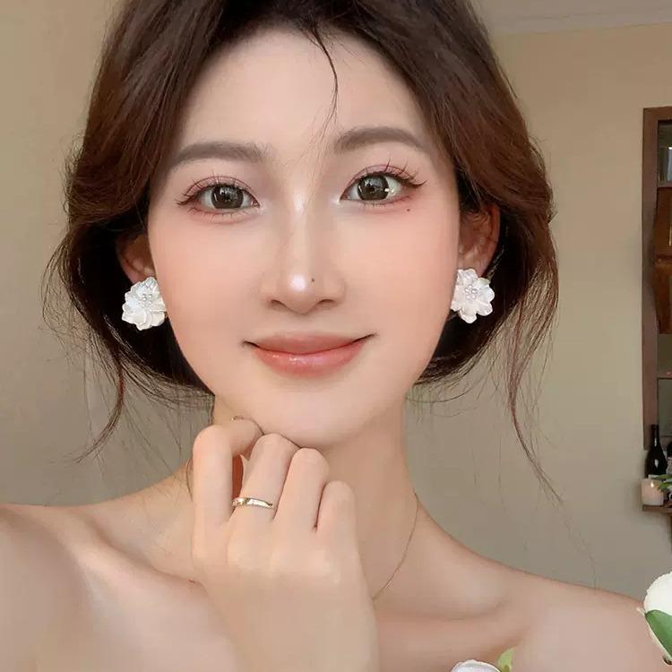 High-End French Camellia Sterling Silver Clip-On Stud Earrings - Retro Style, No Piercing Needed
High-End French Camellia Sterling Silver Clip-On Stud Earrings - Retro Style, No Piercing Needed