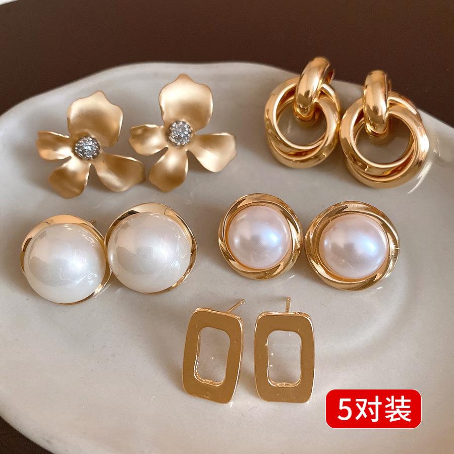 Silver needle pearl flower earrings set European and American retro personality fashion temperament earrings niche high-end earrings women
Silver needle pearl flower earrings set European and American retro personality fashion temperament earrings niche high-end earrings women