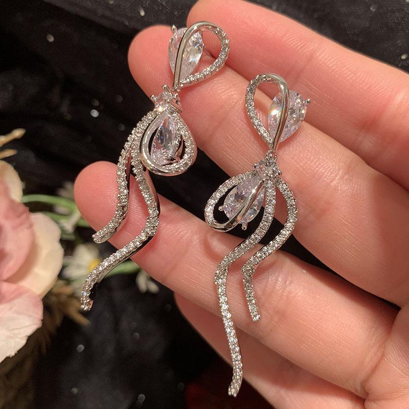 Zircon bow tassel earrings fashion stud earrings light luxury high temperament versatile earrings
Zircon bow tassel earrings fashion stud earrings light luxury high temperament versatile earrings