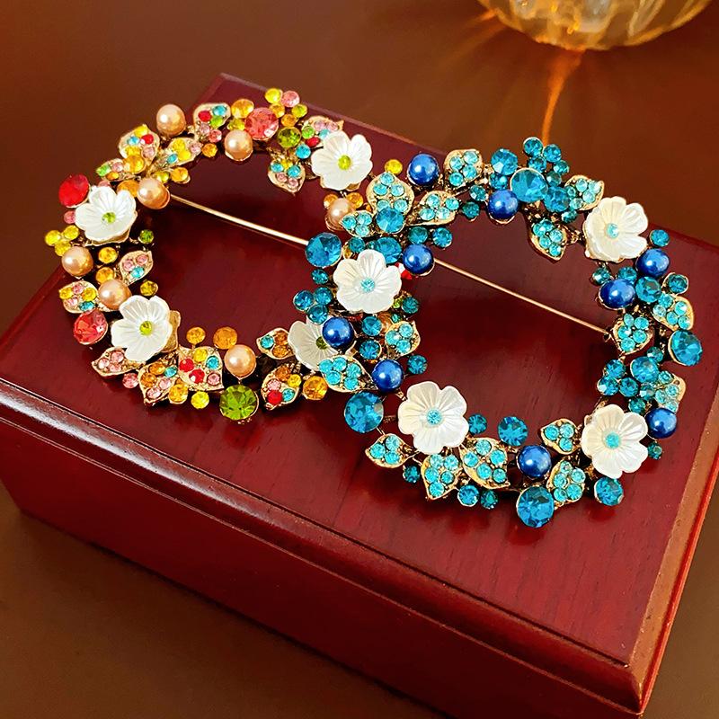Exquisite Women Men Vintage Pearl Flower Garland Brooch Badges Elegant Lady Classic Retro Floral Pin Corsages Party Gift WHITE
Exquisite Women Men Vintage Pearl Flower Garland Brooch Badges Elegant Lady Classic Retro Floral Pin Corsages Party Gift WHITE