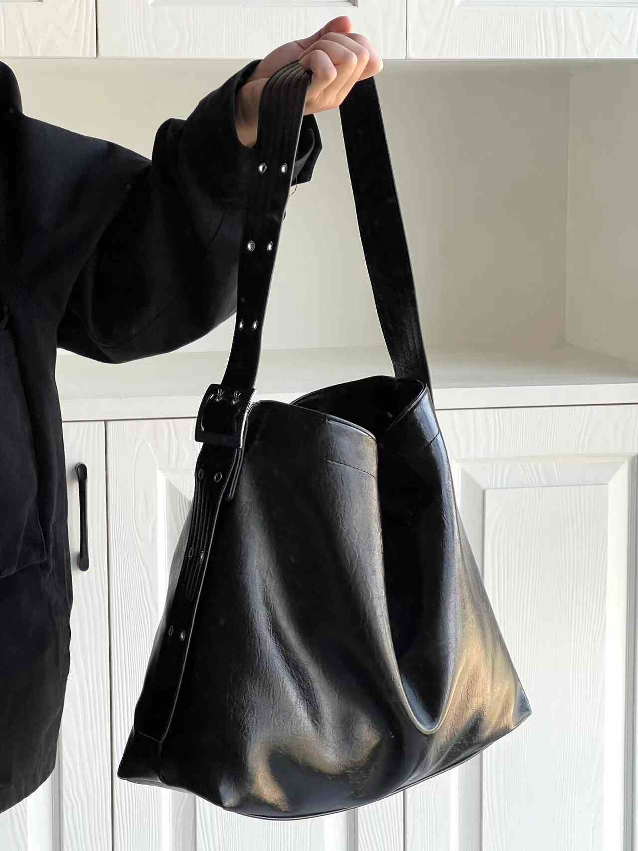 Fashi Black Tote Bag for Women Texture Soft Leather Wide Shoulder Strap Crossbody Bag Casual Versatile Student Handbags (30cm<Max Length<50cm) чёрный
Fashi Black Tote Bag for Women Texture Soft Leather Wide Shoulder Strap Crossbody Bag Casual Versatile Student Handbags (30cm<Max Length<50cm) чёрный