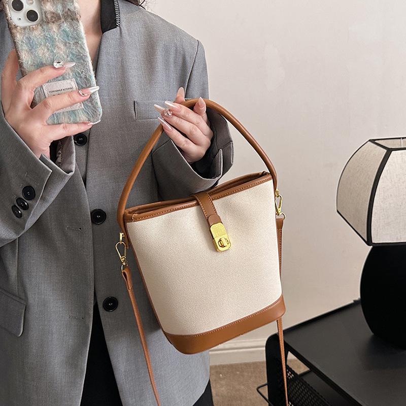 Высококачественная маленькая сумка, большая вместимость, универсальная ретро-сумка через плечо, женская сумка чёрный 
Высококачественная маленькая сумка, большая вместимость, универсальная ретро-сумка через плечо, женская сумка чёрный