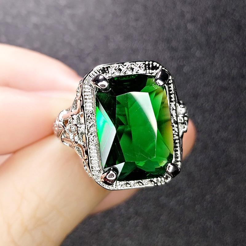 European and American Style Engagement Ring with Pigeon Blood Ruby, Square Diamond, and Imitation Emerald Tourmaline
European and American Style Engagement Ring with Pigeon Blood Ruby, Square Diamond, and Imitation Emerald Tourmaline