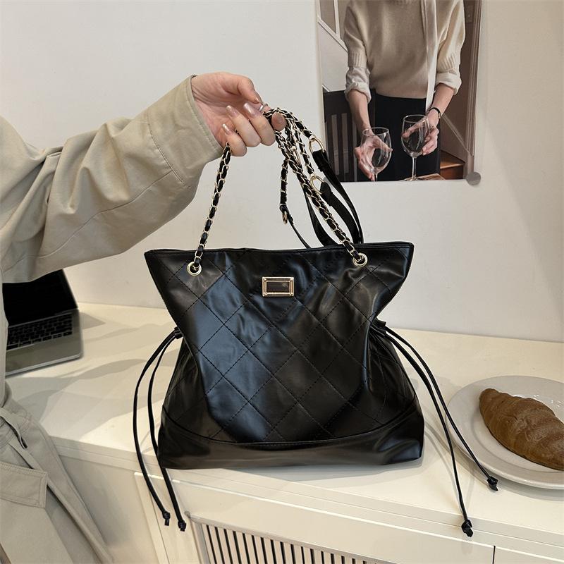 Quilted Chain Tote Bag Large Velvet Shoulder Bag for Ladies Work Shopping Weekend Trip Daily Accessory чёрный
Quilted Chain Tote Bag Large Velvet Shoulder Bag for Ladies Work Shopping Weekend Trip Daily Accessory чёрный