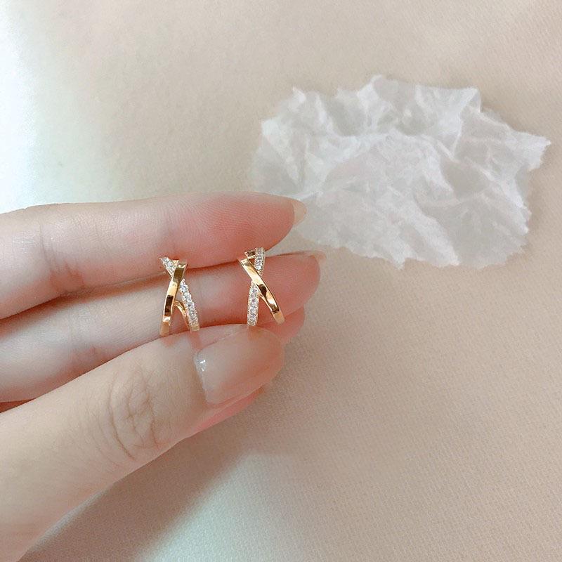 Fashionable Gold-Plated S925 Sterling Silver Cross Stud Earrings for Women 925 Sterling Silver
Fashionable Gold-Plated S925 Sterling Silver Cross Stud Earrings for Women 925 Sterling Silver