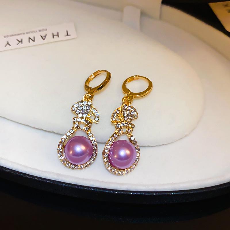 Пурпурные серьги-пусеты с жемчугом и стразами
Пурпурные серьги-пусеты с жемчугом и стразами