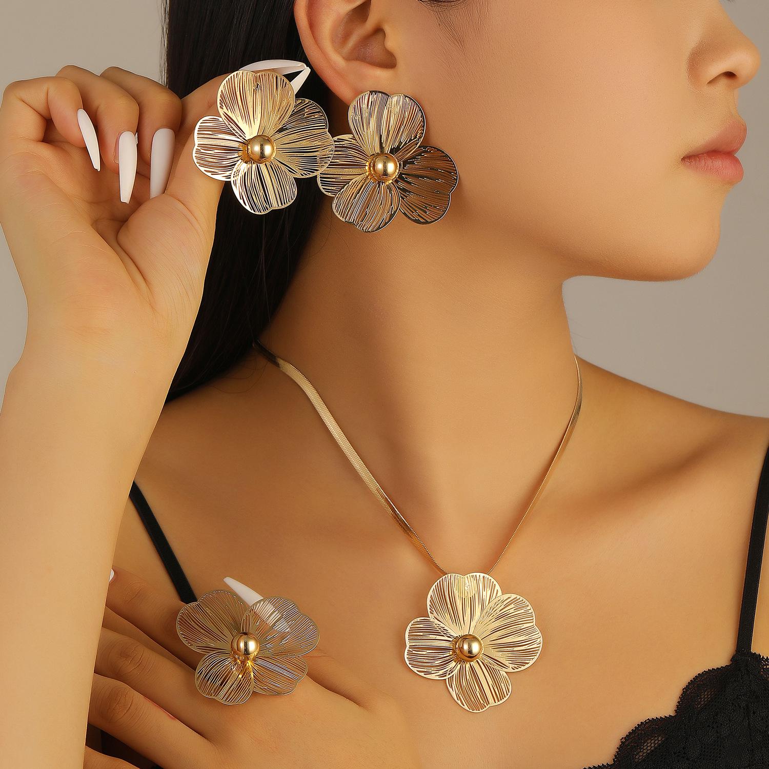 Вишуканий 3D порожнистий квітковий пусетний сережки-підвіска - Елегантні європейські та американські дизайнерські прикраси для жінок
Вишуканий 3D порожнистий квітковий пусетний сережки-підвіска - Елегантні європейські та американські дизайнерські прикраси для жінок