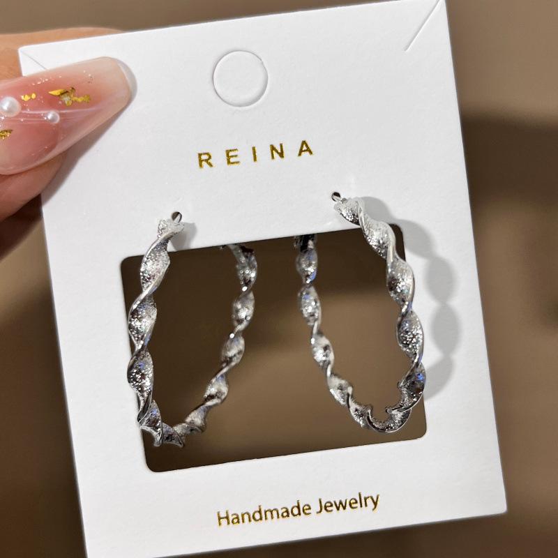 New Exaggerated Twisted Women s Hoop Earrings Gold Color Uneven Metal Loop Earrings Punk Personality Fashion Ear Zircon
New Exaggerated Twisted Women s Hoop Earrings Gold Color Uneven Metal Loop Earrings Punk Personality Fashion Ear Zircon