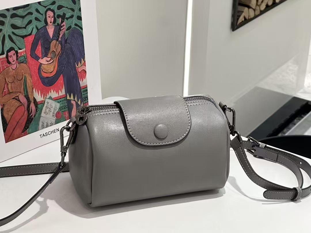 Longxiang Women s Fashionable 2025 Cylinder Crossbody Bag - Sophisticated High-End Phone Bag 19x11x11cm
Longxiang Women s Fashionable 2025 Cylinder Crossbody Bag - Sophisticated High-End Phone Bag 19x11x11cm
