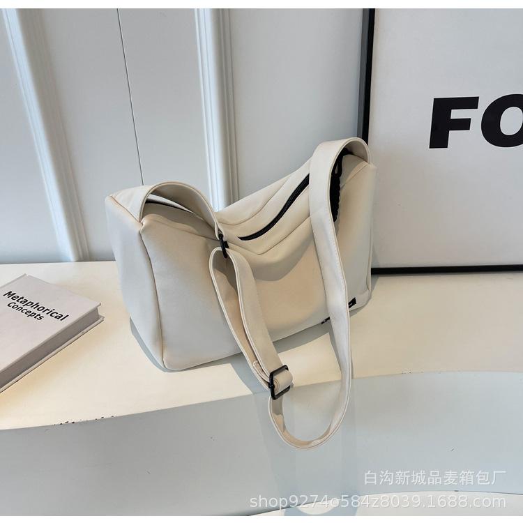 Casual fashion big bag women s 2025 new autumn and winter canvas bag texture student class commuting shoulder messenger bag off білий колір
Casual fashion big bag women s 2025 new autumn and winter canvas bag texture student class commuting shoulder messenger bag off білий колір
