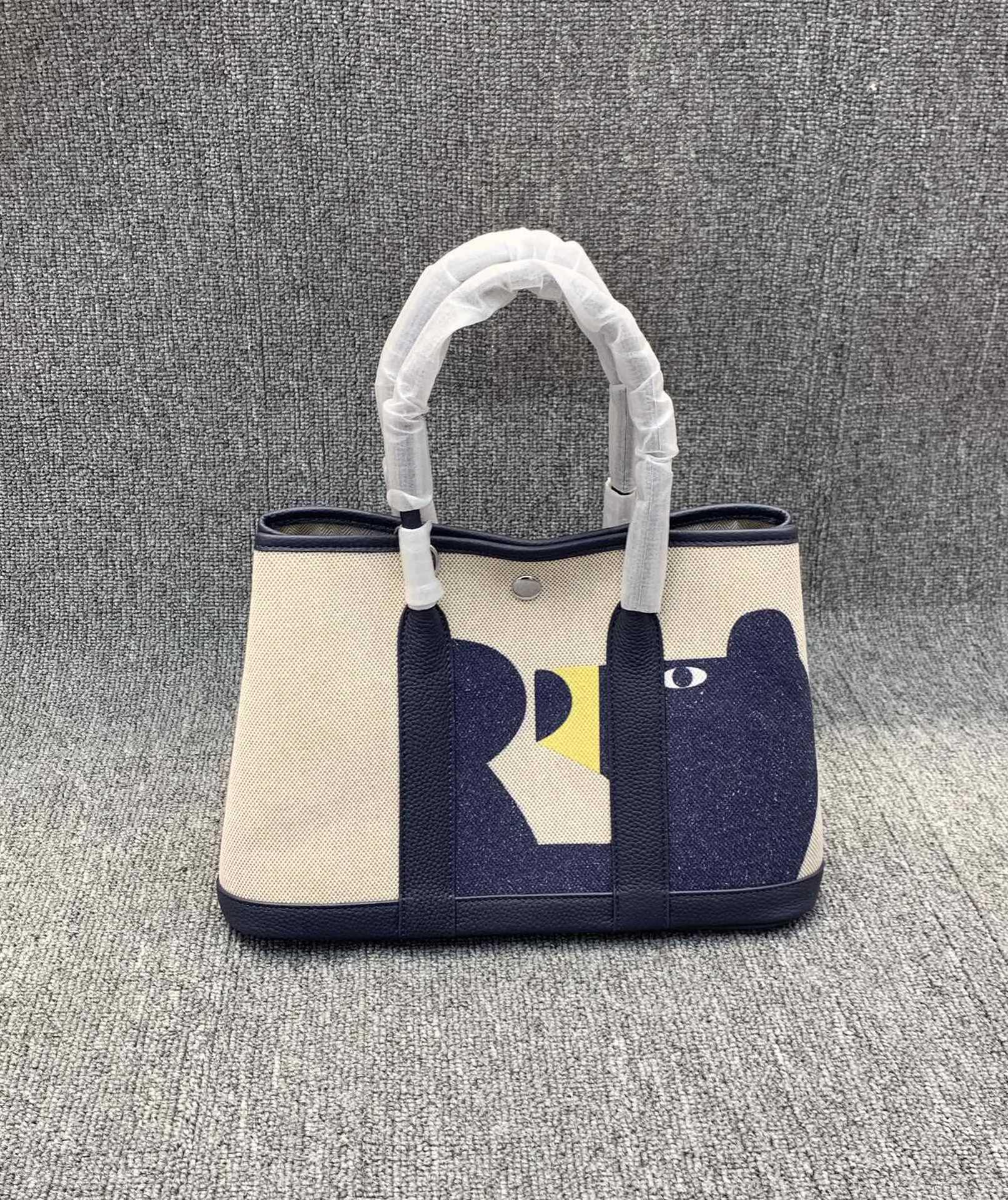 Doodle Garden Hand-Painted Cowhide & Linen Patchwork Women s Bag - Handbag, Shoulder, Crossbody, 2025. 30*13*21cm
Doodle Garden Hand-Painted Cowhide & Linen Patchwork Women s Bag - Handbag, Shoulder, Crossbody, 2025. 30*13*21cm