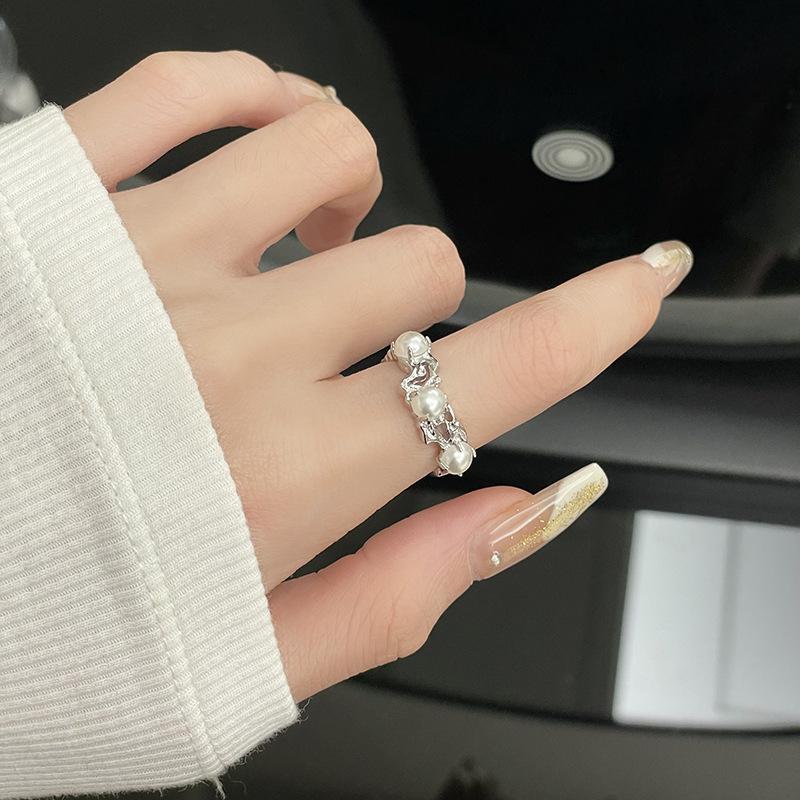 Niche Design French Pearl Ring Personality Women S Folds Lava Cold Wind Advanced Sense Open Ring Tide Adjustable opening
Niche Design French Pearl Ring Personality Women S Folds Lava Cold Wind Advanced Sense Open Ring Tide Adjustable opening