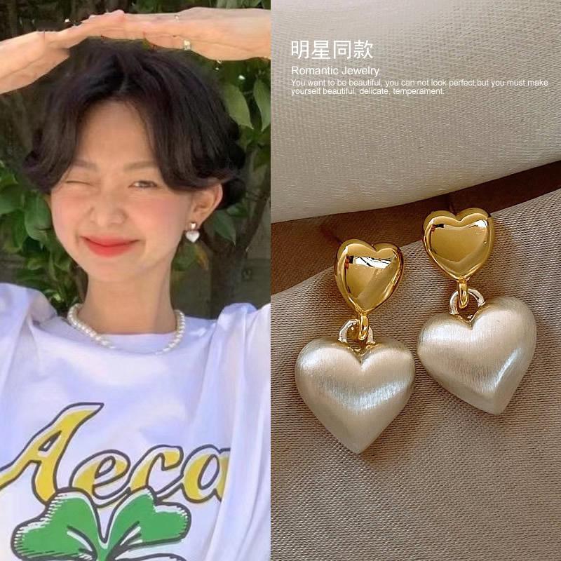 Frosted double love earrings French light luxury fashion stud earrings temperament elegant high-end earrings
Frosted double love earrings French light luxury fashion stud earrings temperament elegant high-end earrings