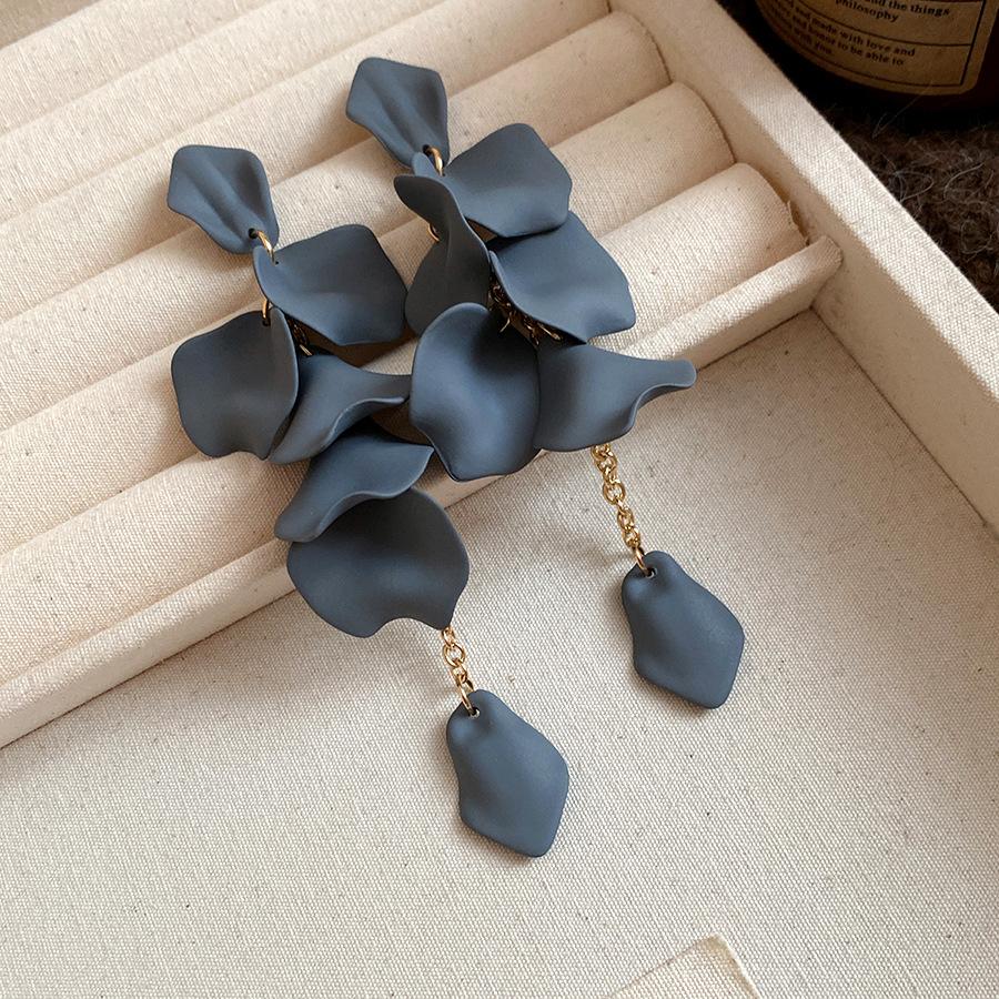 Silver needle acrylic petal fringed earrings Mori small fresh temperament versatile stud earrings niche high-end earrings women
Silver needle acrylic petal fringed earrings Mori small fresh temperament versatile stud earrings niche high-end earrings women
