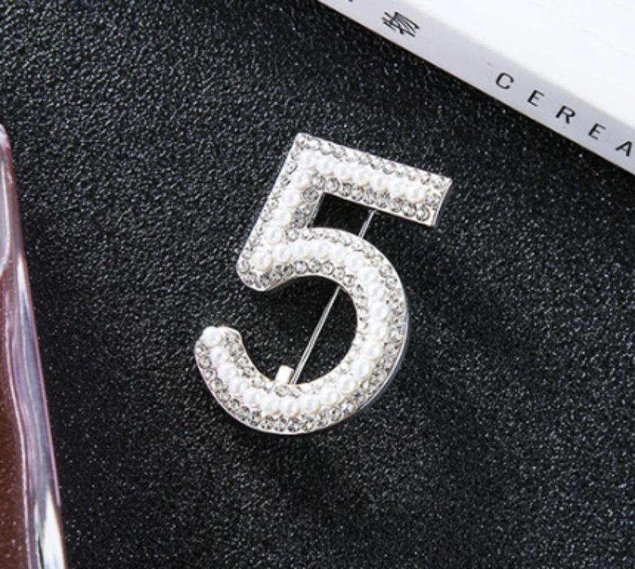 Classic Rhinestone Number 5 Crystal Pearl Brooch Pins Fashion Geometrics Brooches Jewelry for Women Unisex Lapel Pins срібний
Classic Rhinestone Number 5 Crystal Pearl Brooch Pins Fashion Geometrics Brooches Jewelry for Women Unisex Lapel Pins срібний