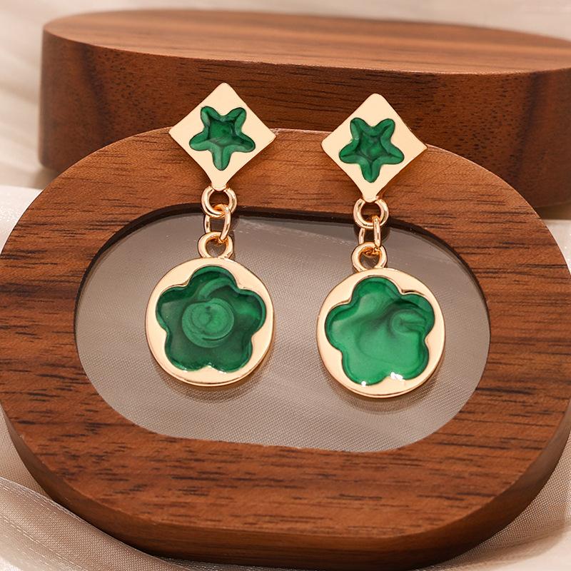 New rhombus round double flower earrings retro atmospheric flower earrings fashionable versatile women s jewelry зелений
New rhombus round double flower earrings retro atmospheric flower earrings fashionable versatile women s jewelry зелений