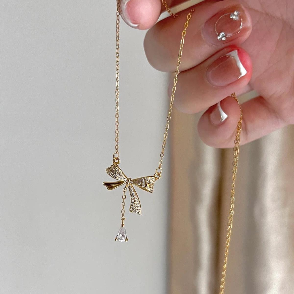 Ожерелье с кисточками и бантом из бриллиантов в виде капли воды, женское, простое, элитное, нишевое, легкое, роскошное, универсальное, с циркониевой цепочкой на ключицу, ювелирное украшение
Ожерелье с кисточками и бантом из бриллиантов в виде капли воды, женское, простое, элитное, нишевое, легкое, роскошное, универсальное, с циркониевой цепочкой на ключицу, ювелирное украшение