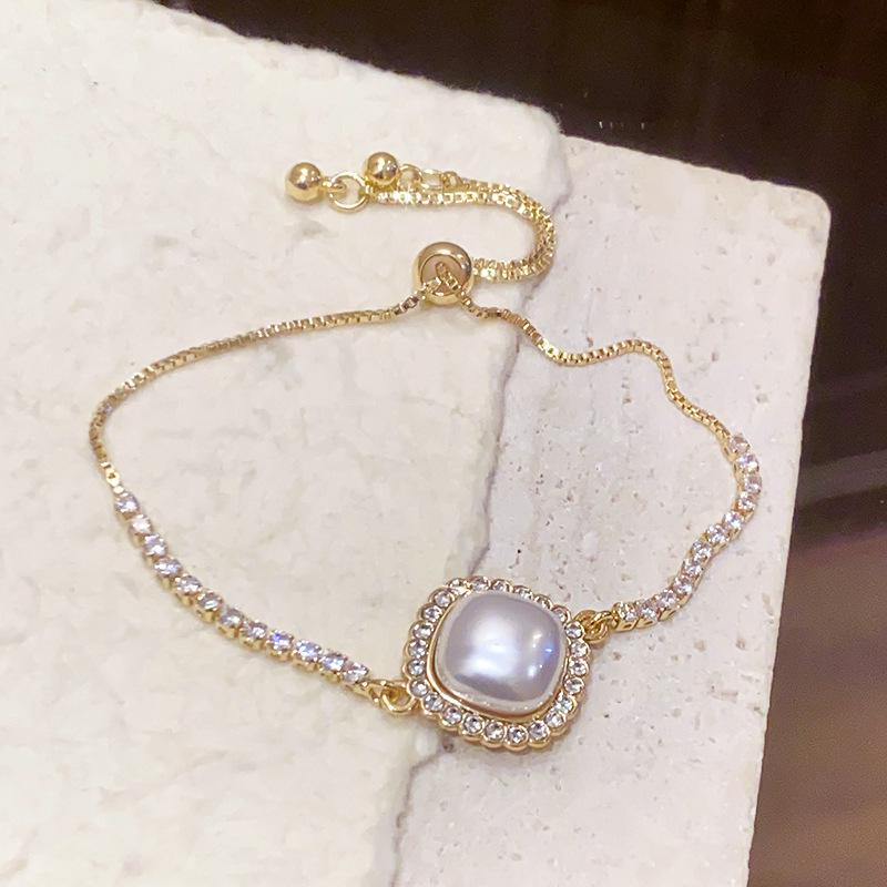 Elegant Retro Rhinestone Pearl Bracelet - Heart & Rhombus Design
Elegant Retro Rhinestone Pearl Bracelet - Heart & Rhombus Design