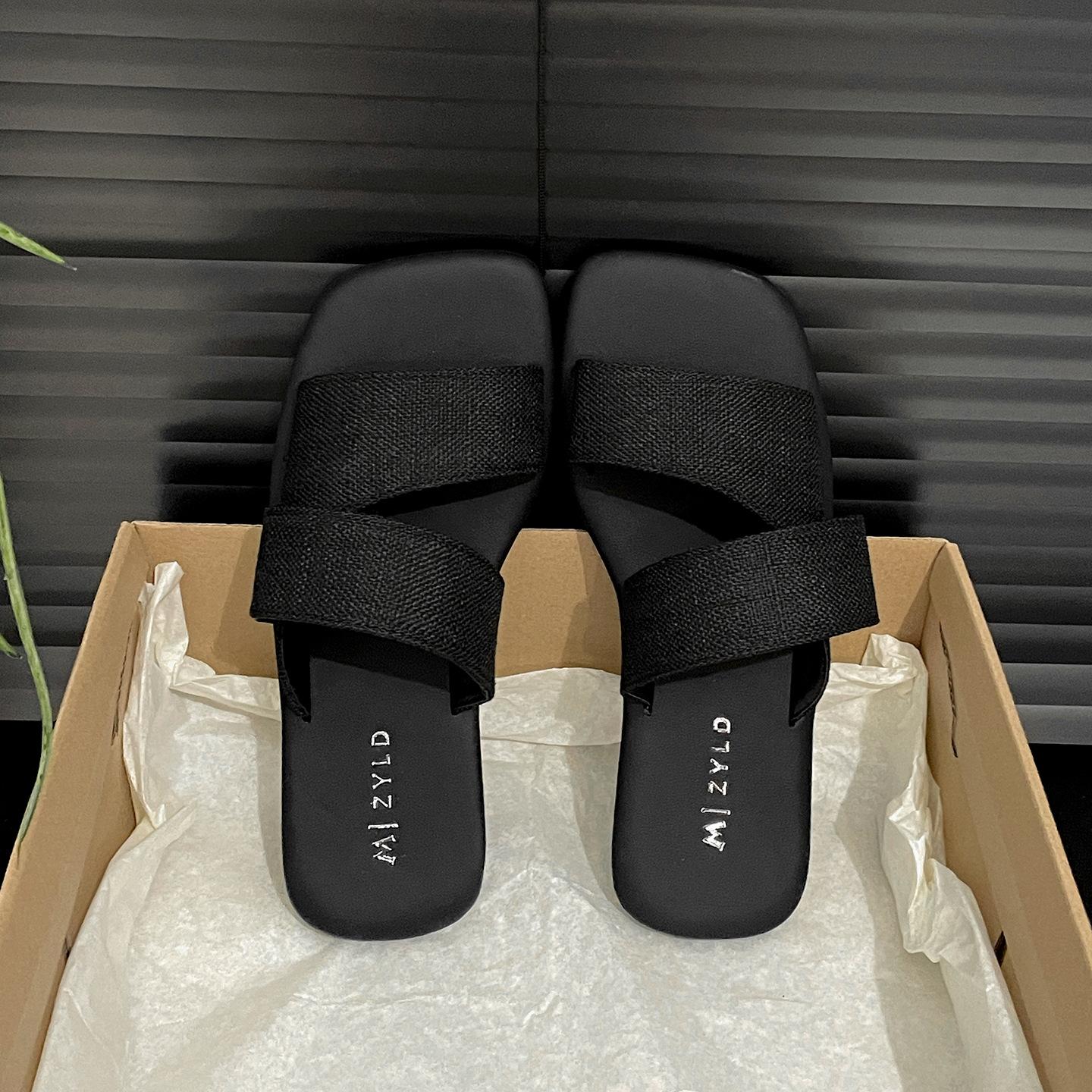 White retro non-slip flat-bottomed one-word slippers for women s summer wear 2025 new models with skirts versatile French cool slippers 40 чорний
White retro non-slip flat-bottomed one-word slippers for women s summer wear 2025 new models with skirts versatile French cool slippers 40 чорний
