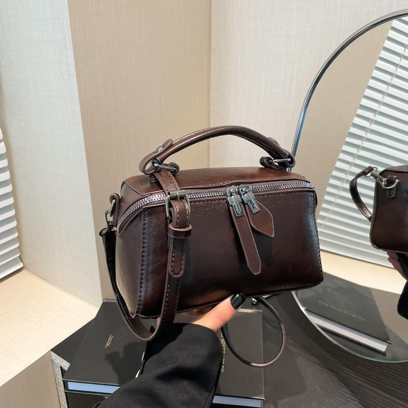 Высококлассная нишевая сумка женская ретро новая модная сумка-мессенджер женская портативная сумка-подушка
Высококлассная нишевая сумка женская ретро новая модная сумка-мессенджер женская портативная сумка-подушка