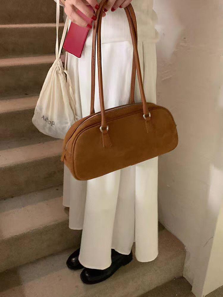 Корейская высококачественная замшевая сумка-багет на плечо в стиле ретро для женщин - Осень/Зима 2024
Корейская высококачественная замшевая сумка-багет на плечо в стиле ретро для женщин - Осень/Зима 2024