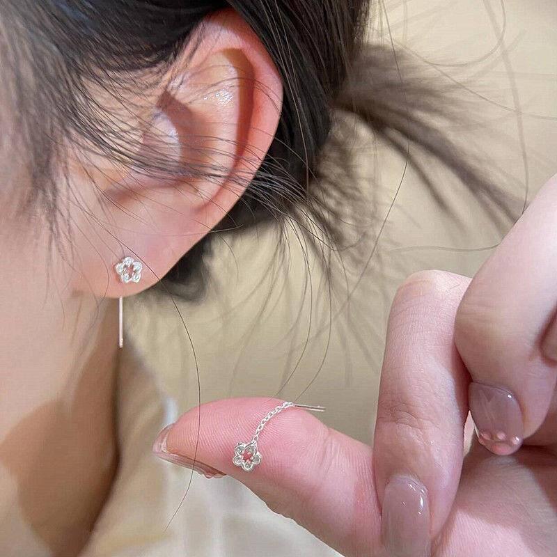 Exquisite 2025 Hollow Flower Ear Chain – Simple, Sweet & Fashionable Niche Earrings белый
Exquisite 2025 Hollow Flower Ear Chain – Simple, Sweet & Fashionable Niche Earrings белый