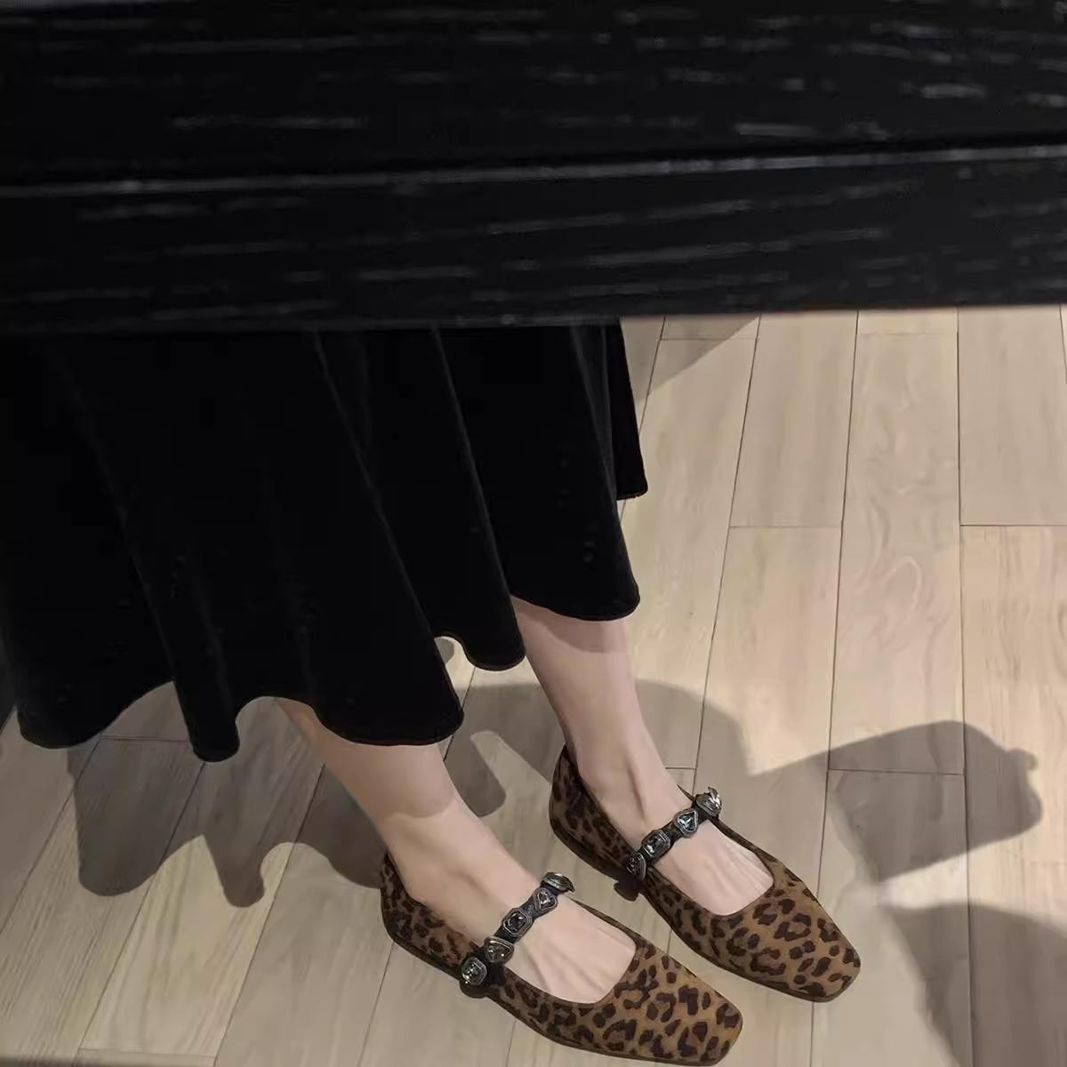 Sheepskin version~ Textured leather square head thick heel soft surface small leather shoes high heel single shoes women s shoes autumn models 35
Sheepskin version~ Textured leather square head thick heel soft surface small leather shoes high heel single shoes women s shoes autumn models 35