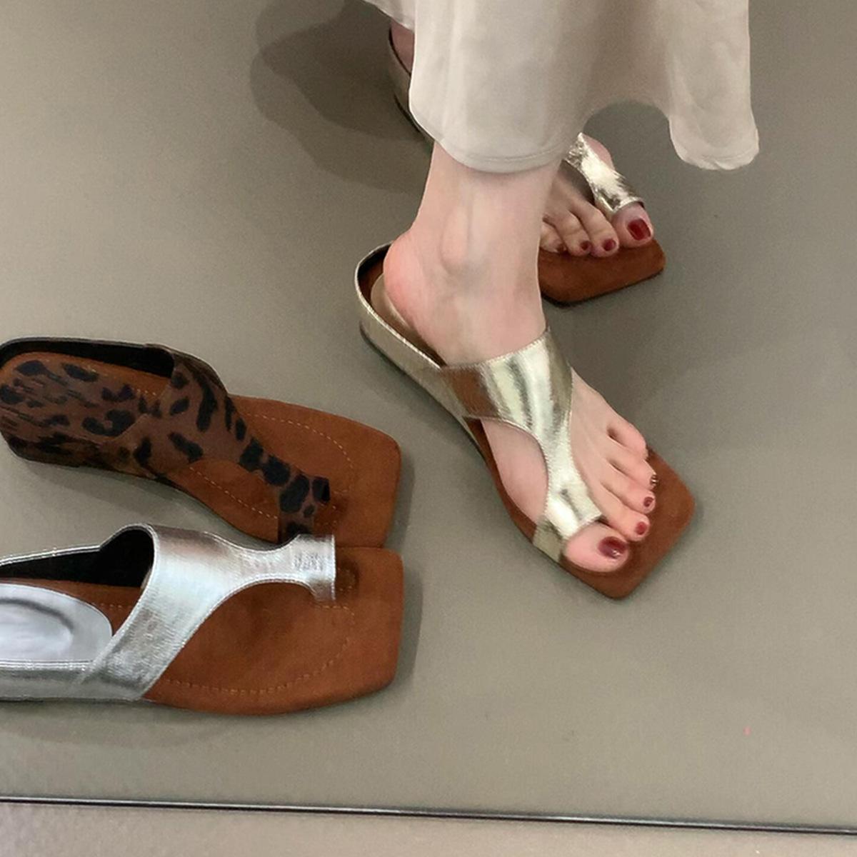 Retro set of toe square head slippers women s versatile one-pedal outer wear open-toe temperament casual sandals 40 срібний
Retro set of toe square head slippers women s versatile one-pedal outer wear open-toe temperament casual sandals 40 срібний