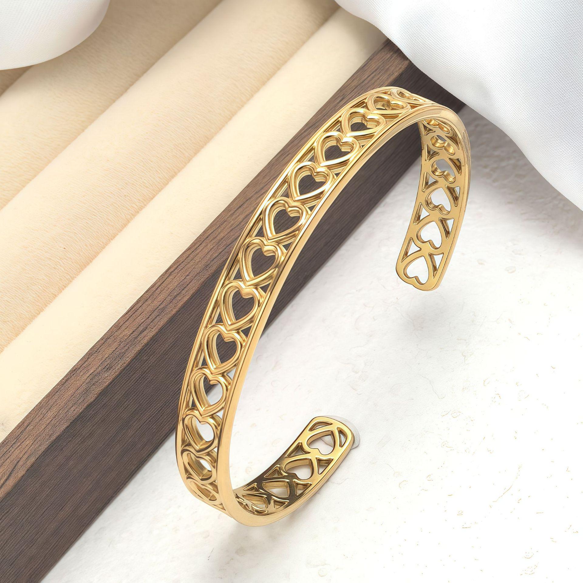 Gold-Plated Vietnamese Sand Bangle: Retro Hollow-Carved Copper Bracelet, Fashionable and Elegant Gift.
Gold-Plated Vietnamese Sand Bangle: Retro Hollow-Carved Copper Bracelet, Fashionable and Elegant Gift.